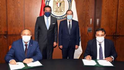 وزيرا البترول والتعليم العالي يشهدان توقيع اتفاقية لاستكشاف الثروات المعدنية بالمياه الإقليمية