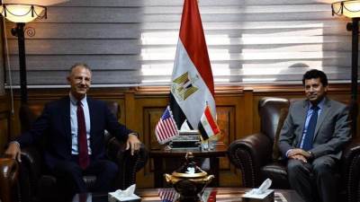 وزير الرياضة يبحث مع السفير الأمريكي بالقاهرة تعزيز التعاون المشترك