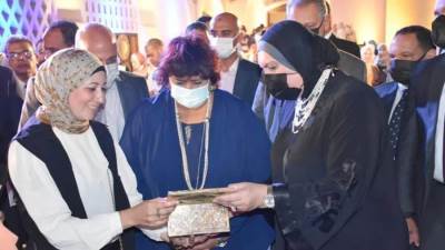 وزيرتا الثقافة والتجارة والصناعة تسلمان شهادات تخرج الدفعة الأولى من صنايعية مصر