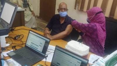 تلقي الجرعة الأولى من التطعيم ضد كورونا للعاملين بالقوى العاملة بسوهاج