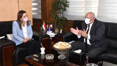 "وزيرة التخطيط"و"محافظ الوادي الجديد" يناقشان خطط ومشروعات المحافظة بالخطة الاستثمارية للعام الحالي