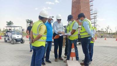 مسئولو "الإسكان" يتابعون سير العمل بـ"كابيتال بارك" العاصمة الإدارية الجديدة