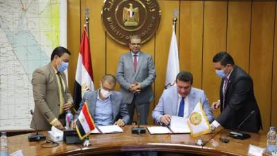 "سعفان" يشهد توقيع تسوية بين إحدى الشركات و"العامة للكيماويات" للحافظ على نسبة الأرباح للعاملين