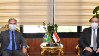 وزير الطيران المدنى يلتقى سفير البرازيل بالقاهرة