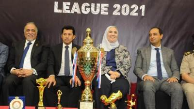 وزيرة التضامن تكرم الفريق الفائز فى بطولة الدورى الرياضى للمتعافين من الإدمان