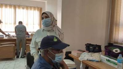 تلقي الجرعة الأولى من التطعيم ضد كورونا للعاملين بالقوى العاملة بالغربية