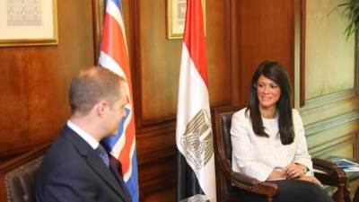 رانيا المشاط تلتقي السفير الجديد للمملكة المتحدة بالقاهرة لبحث العلاقات الاقتصادية المشتركة