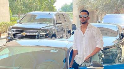 محمد رمضان ينشر صورة له بجانب سياراته في دبي