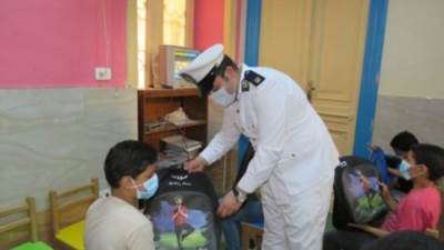 الداخلية توزع "حقائب مدرسية" بالمجان على المواطنين لقرب العام الدراسى الجديد بالسلام