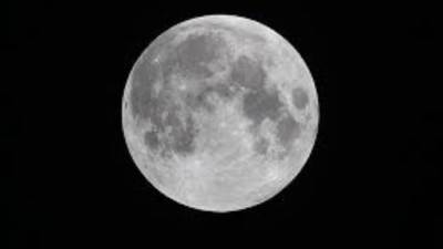 الجمعية الفلكية: القمر ونجوم الشقيقات السبع سيزينان الأفق الشرقي في مشهد بديع