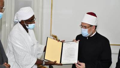 ‏وزير الأوقاف السوداني يهدي نظيره المصري درع وزارة الأوقاف السودانية
