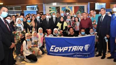 وزير الطيران يودع اوائل الثانوية العامة إلى دبي