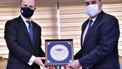 وزير الطيران يلتقي سفير بريطانيا بالقاهرة لبحث سبل التعاون بين البلدين