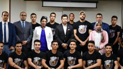 أشرف صبحي يلتقي فريق"النسور" لنشر ثقافة الممارسة الرياضية..ويوجه بضم الفريق لمشروعات الوزارة