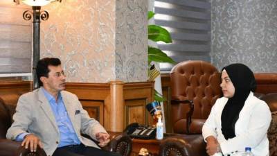 وزير الشباب والرياضة يلتقي لاعبة المنتخب المصري لرفع الأثقال سارة سمير