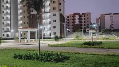 وزير الإسكان يتابع مشروع عمارات السلام بالعبور لسكان المناطق العشوائية "غير الآمنة"