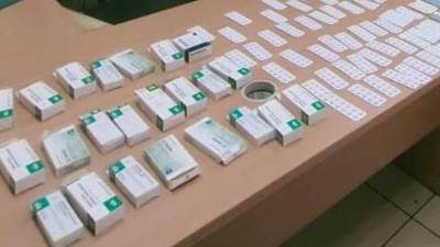 الجمارك تضبط راكبين بحوزتهما أسلحة بيضاء وشرائط مخدرة بمطار القاهرة الدولى