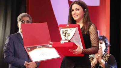 انهيار دنيا سمير غانم أثناء استلام تكريم والديها