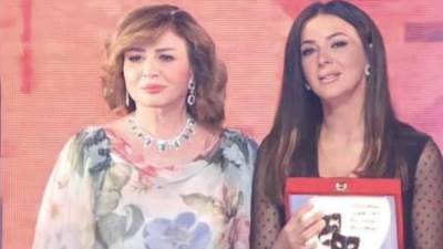 الهام شاهين تواسي دنيا سمير غانم بعد أنهيارها خلال استلام تكريم والديها