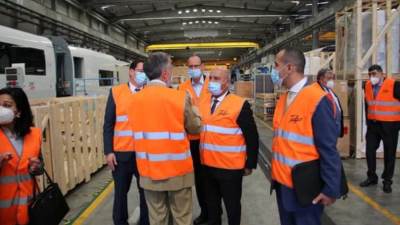 وزير النقل يجتمع مع مسؤولي "تالجو" ويتفقد مصنعها بمدريد لمتابعة خطوط إنتاج القطارات 