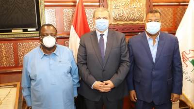 سعفان يبحث مع رئيس اتحاد عمال كينيا عمل مشروع زراعي مشترك والاستعانة بالعمالة المصرية