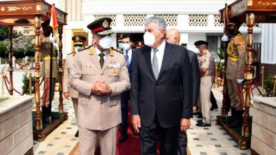 وزير الدفاع يضع إكليلًا من الزهور على قبر الزعيم جمال عبد الناصر