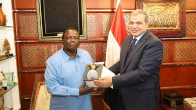 "سعفان"يبحث مع"رئيس اتحاد عمال كينيا" عمل مشروع زراعي مشترك والاستعانة بالعمالة المصرية