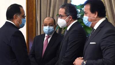 "مدبولي"يشدد على الإسراع بتطعيم جميع العاملين فى قطاع التعليم وتطبيق الإجراءات الاحترازية