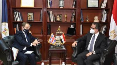 وزير السياحة يلتقي بالسفير البريطاني بالقاهرة لبحث سبل التعاون بين البلدين