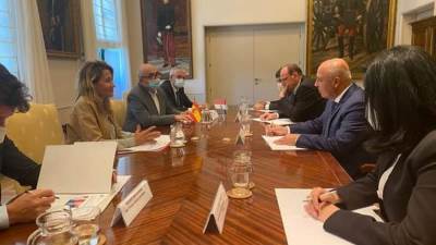 وزير النقل يلتقي نظيرته الإسبانية لبحث التعاون المشترك بين الجانبين