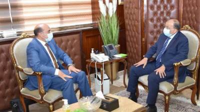 "شعراوي" يتابع مع محافظ أسوان معدلات تنفيذ مشروعات تطوير الريف المصرى