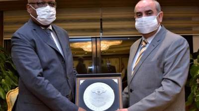 وزير الطيران المدنى يلتقى وزير السياحة والبيئة لجمهورية القمر وسفيرها لدى مصر