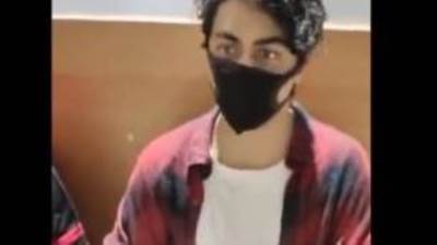 القبض على نجل النجم الهندى شاروخان والتحقيق معه بتهمة حيازة مواد مخدرة