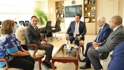 وزير التعليم يعقد اجتماعًا حول مشروع رفع كفاءة فرق التمريض بالمستشفيات الجامعية