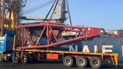  ميناء الأدبية يستقبل أكبر "ونش" في العالم بحمولة 1200 طن 