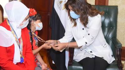 "مكرم" تستقبل وفدًا من "مدرسة الغُريّب للتعليم الأساسي" الفائزة بلقب "المدرسة المتميزة"