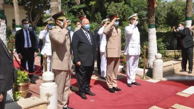 محافظ القاهرة يضع إكليلًا من الزهور على مقابر شهداء المنطقة العسكرية بالخفير