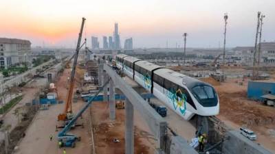 "النقل" تشارك المواطنين الاحتفال بنصر أكتوبر بتثيبت أول مونوريل على مسار العاصمة