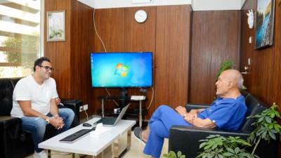 أكرم حسني يرسم البهجة على وجوه أطفال مؤسسة مجدي يعقوب لأمراض القلب بأسوان