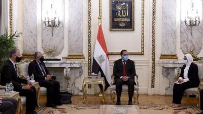 مدبولي يلتقي عميد الدراسات العليا بكلية الطب بجامعة هارفارد والسفير الأمريكي بمصر