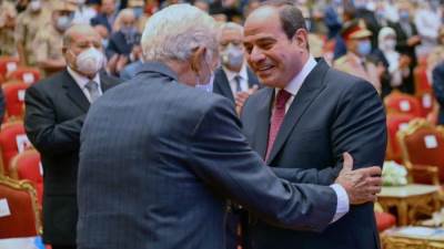 السيسي يرحب برئيس اركان القوات المسلحة السابق