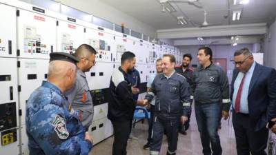 وزير الكهرباء يقوم بجولة تفقدية لمركز صيانة المنصور وصيانة الجامعة والخضراء