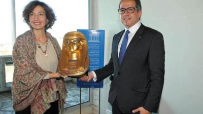 وزير السياحة والآثار يلتقي مدير عام منظمة اليونسكو بباريس