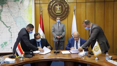 توقيع اتفاقية تسوية بين "يونيفرسال" و"الصناعات المعدنية" لصرف كامل حقوق العاملين المالية