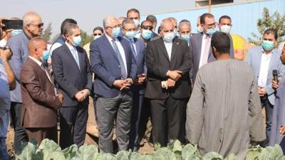 وزير الزراعة ومحافظ الغربية يتفقدان أحد حقول المزروعة بالري الحديث