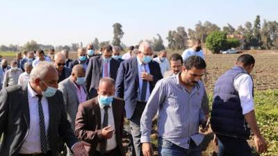 وزير الزراعة ومحافظ الغربية يتفقدان حقل خضر بالري الحديث ويعقدان مؤتمرا