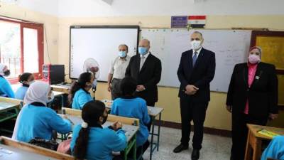 محافظ القاهرة يتفقد مدارس العاصمة لمتابعة سير العملية التعليمة وتطبيق الإجراءات الاحترازية