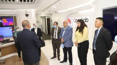 القوي العاملة تتفقد معمل هواوي بالقرية الذكية...وتعزيز التعاون في مجال التحول الرقمي