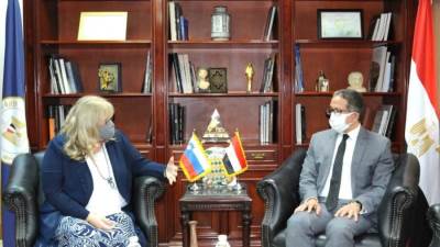 وزير السياحة يلتقي سفيرة سلوفينيا لتعزيز التعاون السياحي