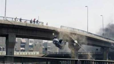 سيارة ميكروباص تخترق السور الحديدي لكوبري الساحل وتسقط في النيل